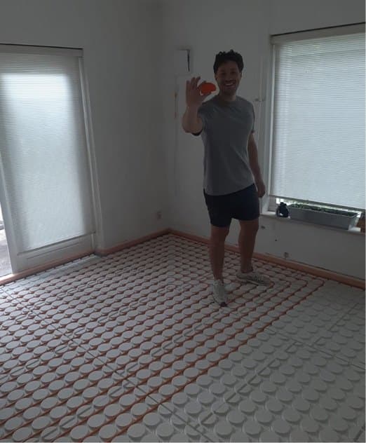 Kamer met noppenplaten waarin de verwarmingsleidingen van de vloerverwarming zijn gelegd